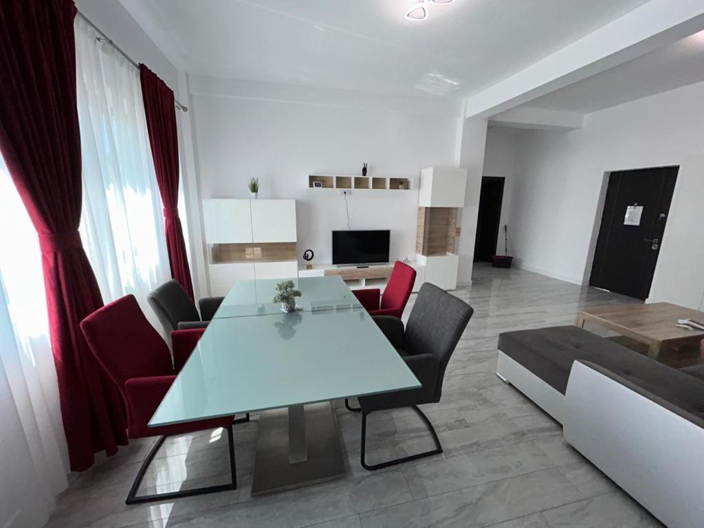 Luxury Cozy Apartments - City Center Сучеава Екстериор снимка
